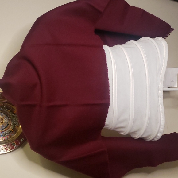 Brand-new hasn't been worn 100% lambs wool scarf - Picture 3 of 3